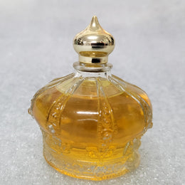 Lovely vintage Royale Avon cologne "Occur". It comes with its original perfume and in the original box. In good condition.