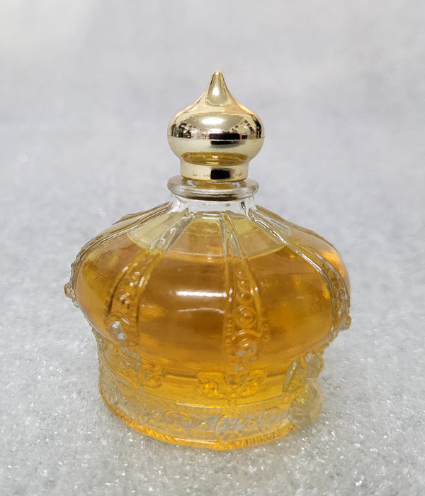 Lovely vintage Royale Avon cologne "Occur". It comes with its original perfume and in the original box. In good condition.