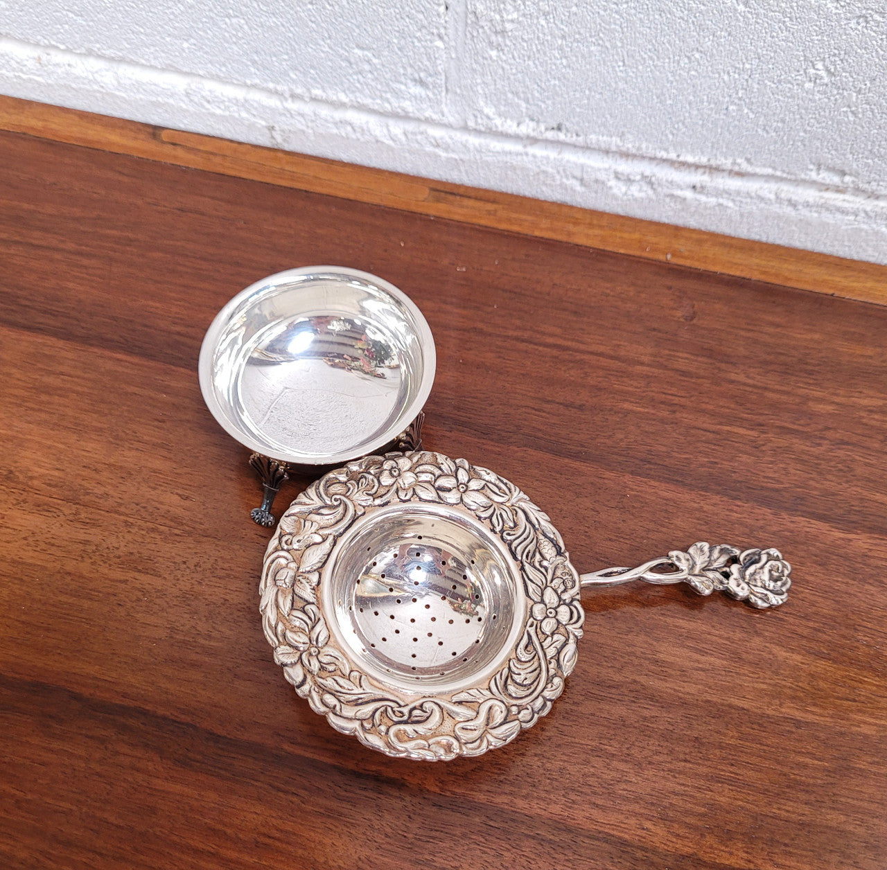 Beautiful and decorative Vintage Dutch Silver (90) tea strainer and stand. In good original condition.