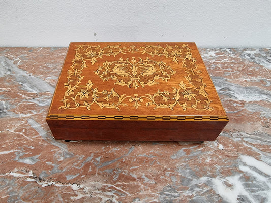 Vintage decorative inlaid mahogany Music Box. In good condition please view photos as they help form part of the description.