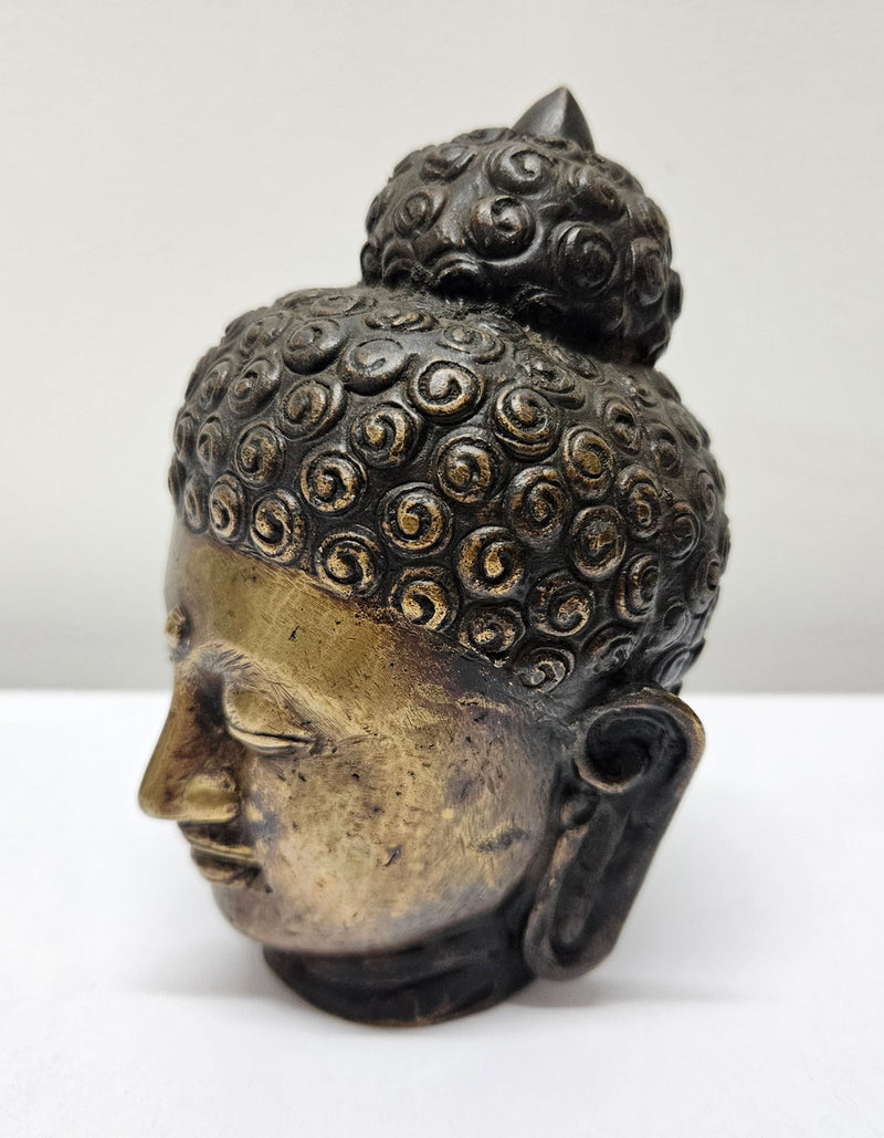 Lovely Antique bronze buddha head, in good original condition. Please see photos as they form part of the description.