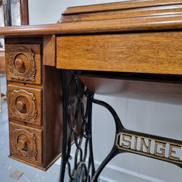 Beautiful Singer sewing machine in an Oak case with six drawers, in mint condition for its age.