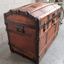 Late Victorian Saratoga dome top travelling trunk. It is in good detailed condition. Please see photos as it forms part of the description.