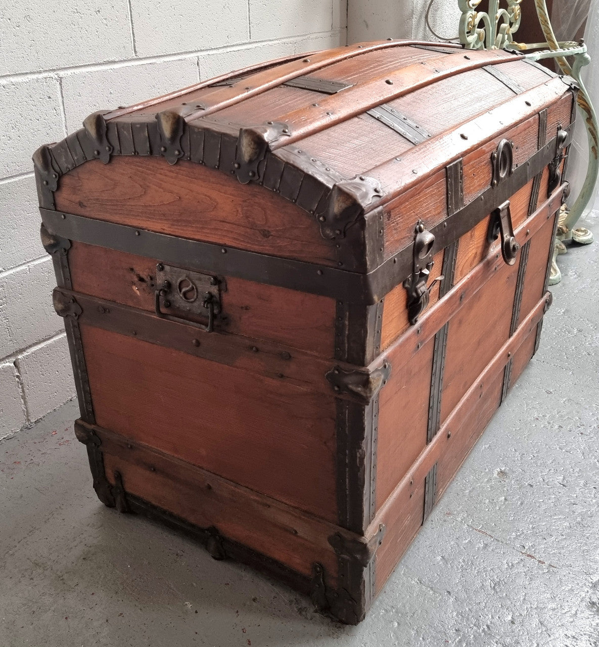 Late Victorian Saratoga dome top travelling trunk. It is in good detailed condition. Please see photos as it forms part of the description.