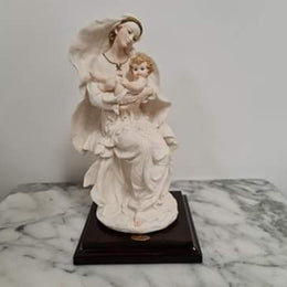 Vintage Giuseppe Armani figurine 1186F “Madonna and Child” Retired. 

New in Original Packaging.