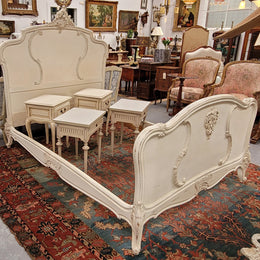French Louis 15th Style French queen size bed and rails with custom made slats in distressed chalk painted finish. It has been sourced from France and is in good original detailed condition.