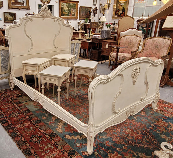 French Louis 15th Style French queen size bed and rails with custom made slats in distressed chalk painted finish. It has been sourced from France and is in good original detailed condition.