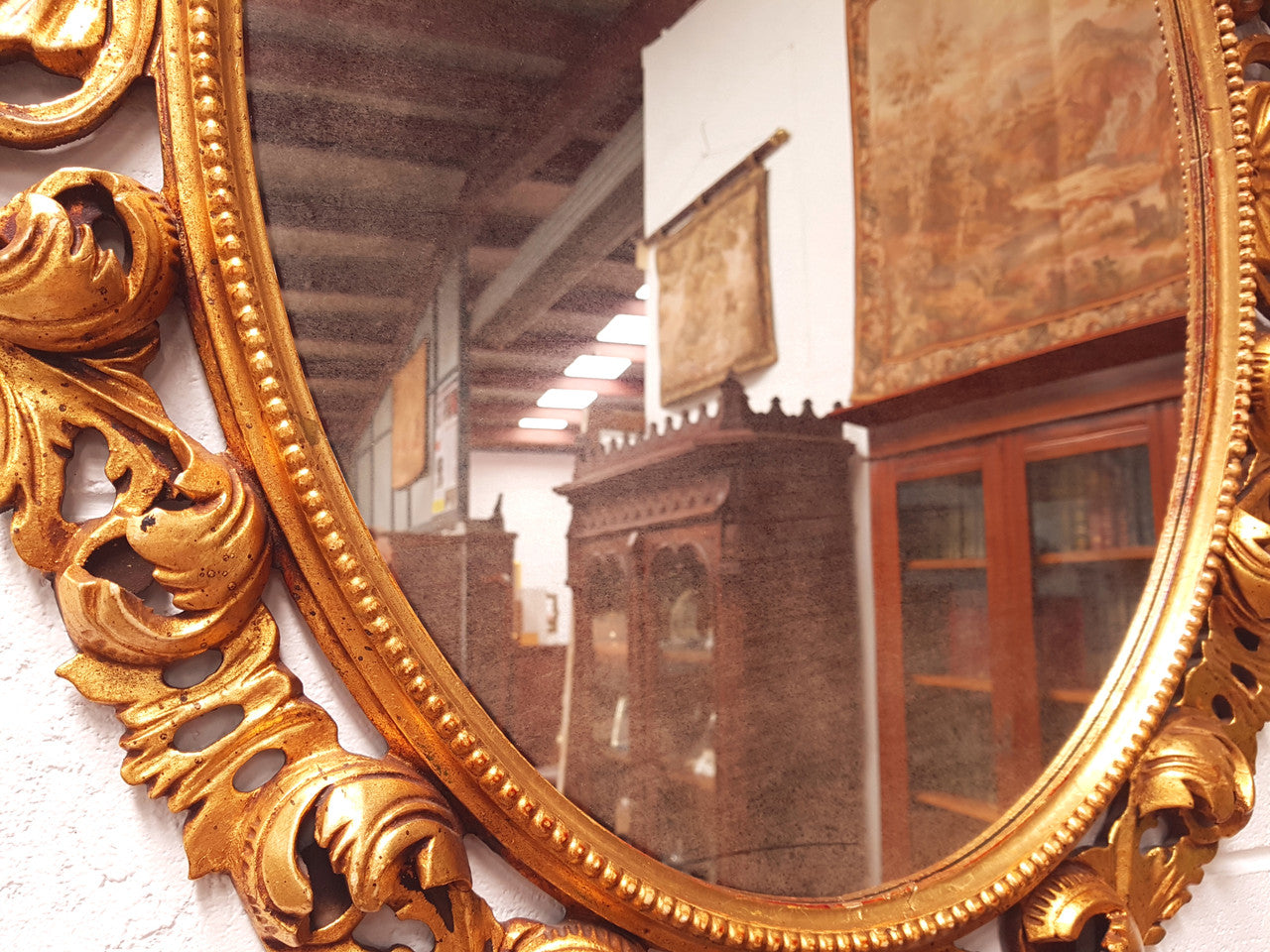 A beautiful 19th century Italian decorative gilt carved oval wall mirror and in good original condition.