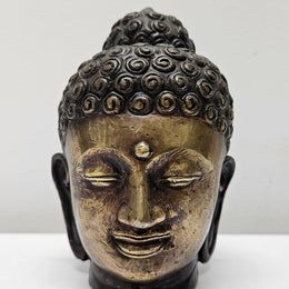 Lovely Antique bronze buddha head, in good original condition. Please see photos as they form part of the description.