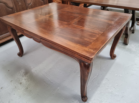Lovely French Walnut Louis XV style extension table. Once fully extended the table is 266 cm long and is in good original condition.