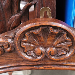 French Louis XV style carved Oak wall mirror. It is in good original detailed condition and has been sourced from France.