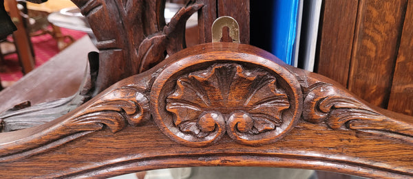 French Louis XV style carved Oak wall mirror. It is in good original detailed condition and has been sourced from France.