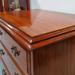 Lovely Antique English walnut tallboy/ chest of drawers. There are five drawers which all differ in sizes and have lovely hardware. It is in good original detailed condition.