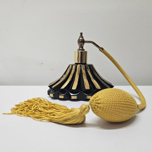 Attractive vintage Art Deco style black glass with gold trim perfume bottle with atomiser. In good working condition.  Please see photos as they form part of the description.
