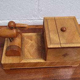 Vintage walnut pecking bird novelty dispenser, in good original condition. Please see photos as it forms part of the description.