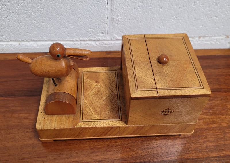 Vintage walnut pecking bird novelty dispenser, in good original condition. Please see photos as it forms part of the description.