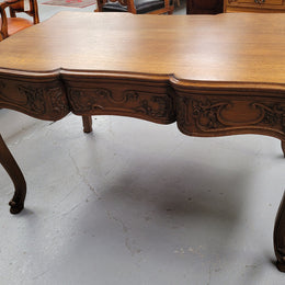 19th Century Louis 14th style quality French carved Oak bureau plat. It has three lockable deep drawers and beautifully carved legs. It has been sourced from France and is in good original detailed condition.