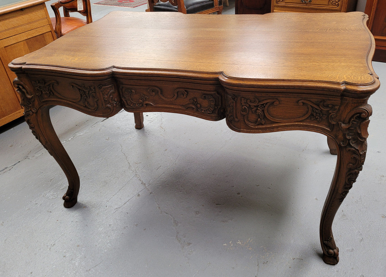 19th Century Louis 14th style quality French carved Oak bureau plat. It has three lockable deep drawers and beautifully carved legs. It has been sourced from France and is in good original detailed condition.