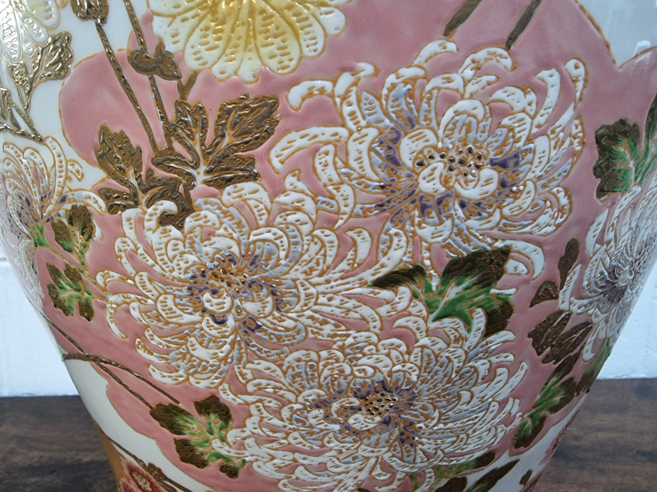 Beautiful modern large Chinese style floral lidded pot decorated with lovely Chrysanthemum flowers and in good condition. Maker on bottom please see photos.