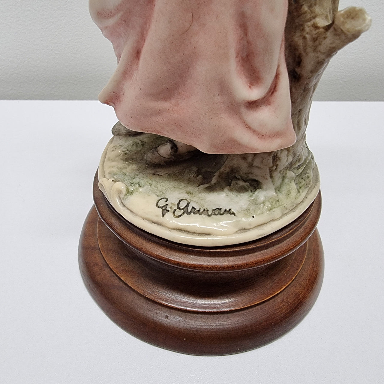 Lovely Italian figurine of girl carrying basket with flowers, figurine is on a wooden base. It is signed Giuseppe Armani and 1982 FLORENCE. In good original condition.  Please view photos as they form part of the description.