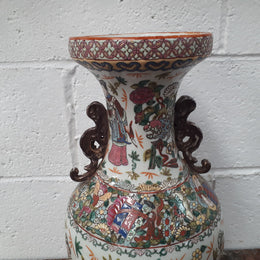 Antique 19th Century Chinese export hand-painted Qing Dynasty vase. Chien-Lung base. Rego mark to (1736-1795)
