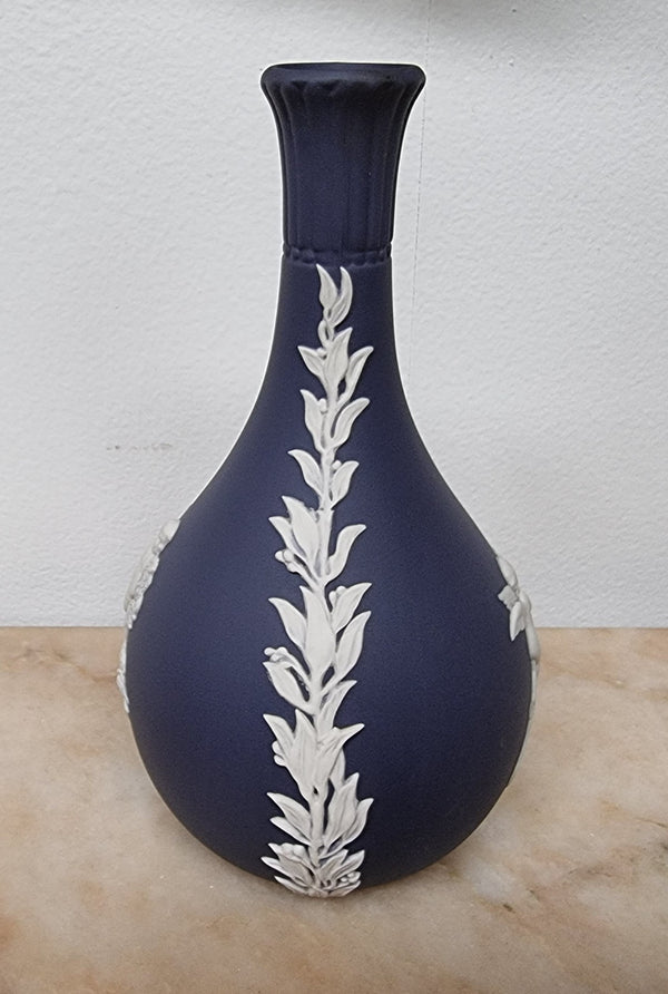 Wedgwood blue and white Jasper Ware bud vase. It is in good original condition with no chips or cracks, please view photos as they help form part of the description.