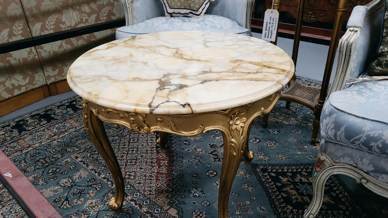 French Louis XV style gilt wood marble top coffee table or side table. It has been sourced from France and is in good original detailed condition.