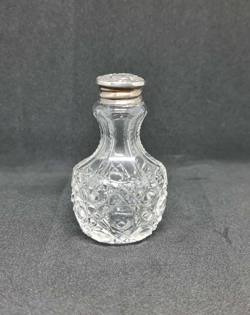 Beautiful Edwardian silver topped glass powder jar with stunning details. In great original condition.