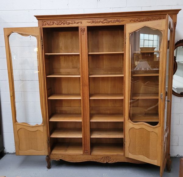 French Louis XV style light Oak three door bookcase with five fixed shelves. It has lovley glass doors and has been sourced from France. Is in good original detailed condition