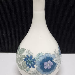 Lovely Wedgwood Clementine bone china vase with a floral design. In good original condition. Please view photos as they help form part of the description.