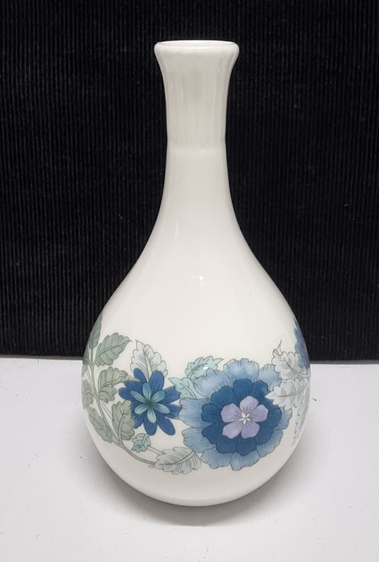 Lovely Wedgwood Clementine bone china vase with a floral design. In good original condition. Please view photos as they help form part of the description.