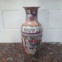 Nicely hand-painted Chinese Republic vase. In good condition. Circa 1950's.