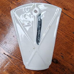 Charming vintage wall pocket vase.  Black with hand painted cream ducks.  Length 19.5cm  Width 14.5cm Marked W26 on the rear.