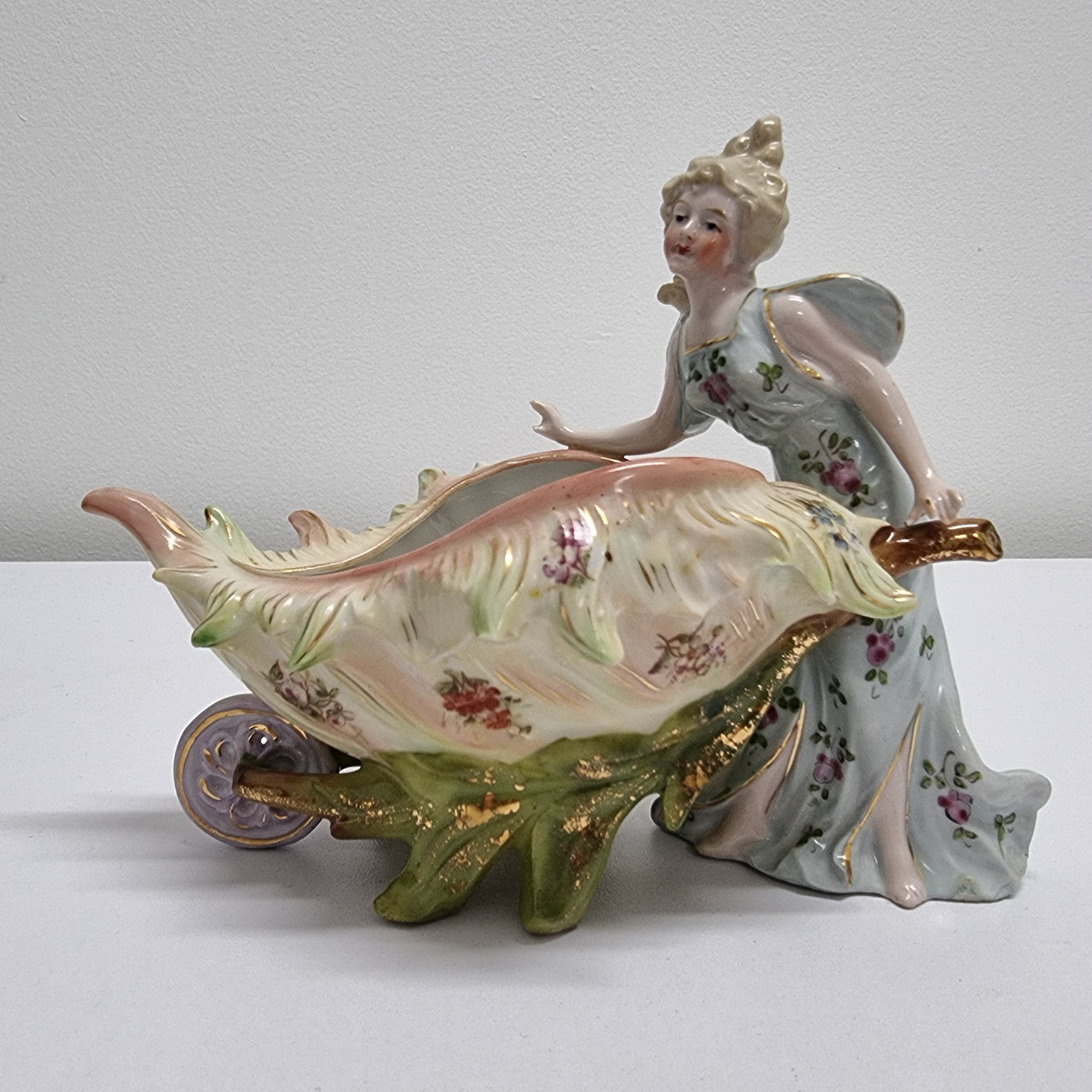 Lovely Art Nouveau porcelain figure group. It has been sourced locally and is in good original condition. Please see pictures to form part of the description.