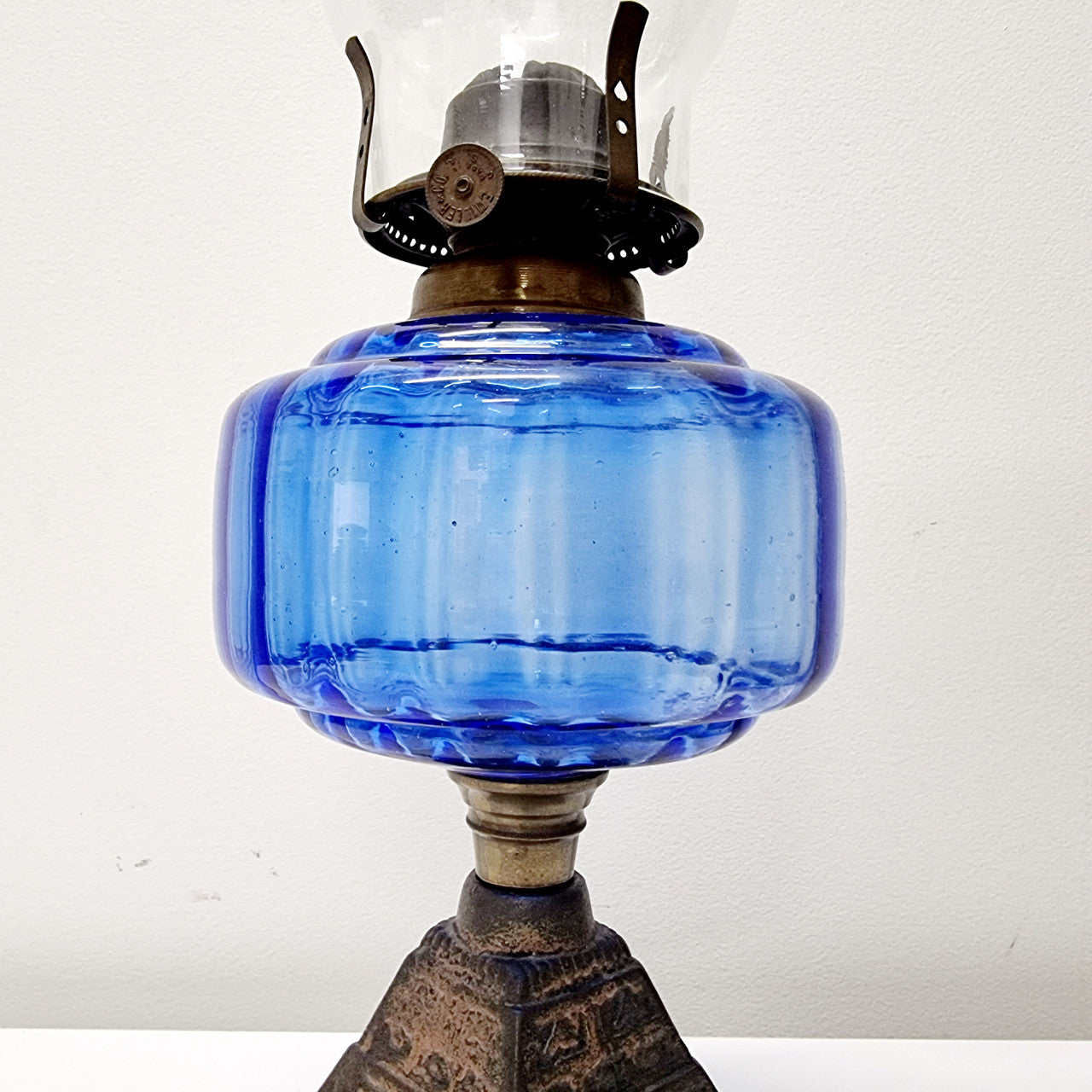 Stunning late Victorian blue bowl and cast iron base kero lamp. In good original condition. Please view photos as they form part of the description.