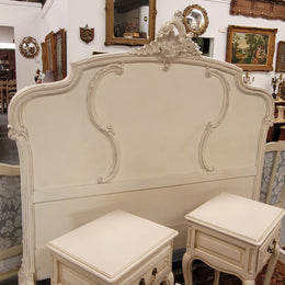 French Louis 15th Style French queen size bed and rails with custom made slats in distressed chalk painted finish. It has been sourced from France and is in good original detailed condition.