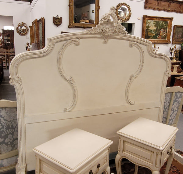 French Louis 15th Style French queen size bed and rails with custom made slats in distressed chalk painted finish. It has been sourced from France and is in good original detailed condition.