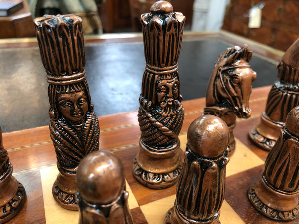 Lovely vintage chess set of handcrafted Takaka chess pieces from Crisan Craft in good condition, made in New Zealand.