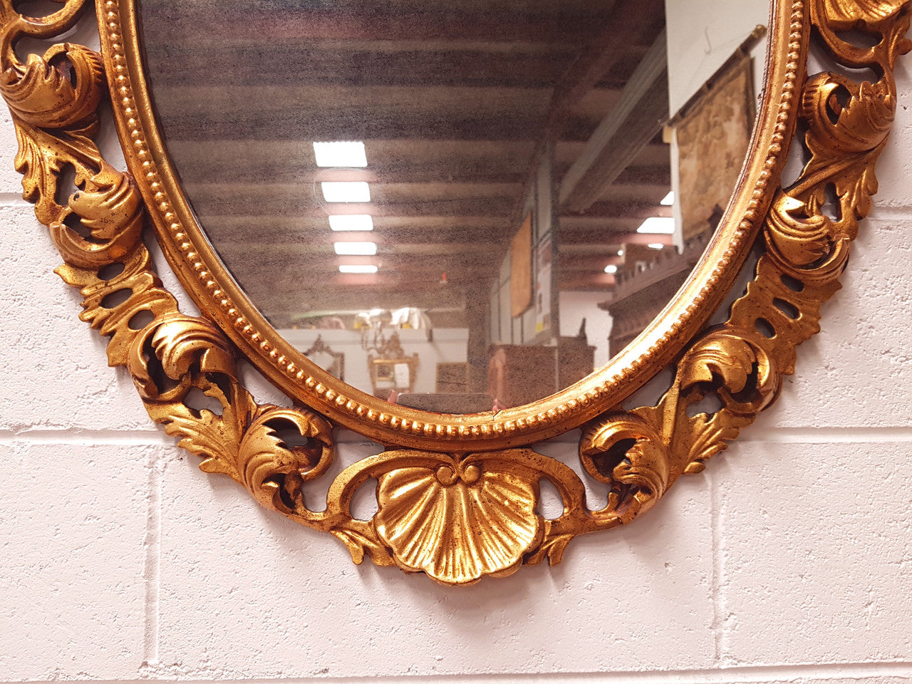 A beautiful 19th century Italian decorative gilt carved oval wall mirror and in good original condition.