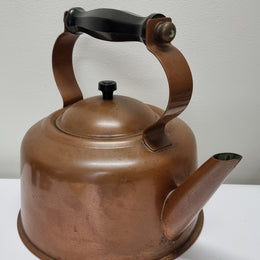Great condition vintage copper kettle with black handle. Please view photos as they help form part of the description.