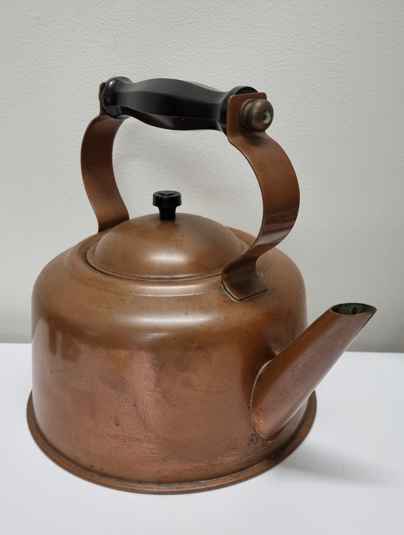 Great condition vintage copper kettle with black handle. Please view photos as they help form part of the description.