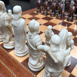 Lovely vintage chess set of handcrafted Takaka chess pieces from Crisan Craft in good condition, made in New Zealand.Chess board not included.