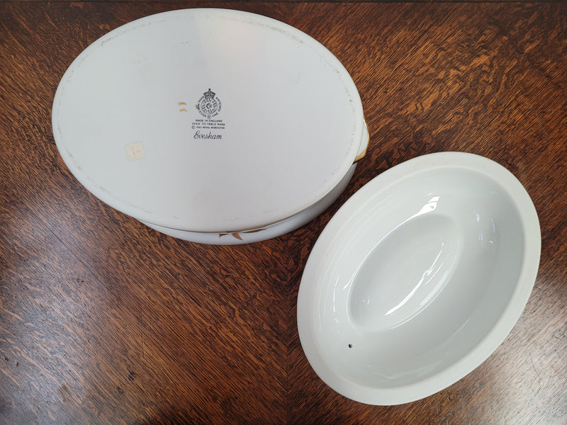 Royal Worcester porcelain gold trim & Knob “Evesham” pattern oven to tableware covered casserole. Made in England. In good condition with no chips or cracks.