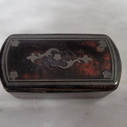 Beautiful Antique early 19th Century paper mache and faux Tortoiseshell snuff box with silver inlaid. It is in good original condition.