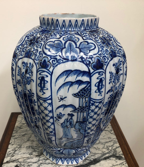 Large early 18th Century Dutch Delft (tin glazed earthenware) hand painted lidded vase. Decorated in the Chinese style with dog of Fu finial on top of lid. (Mark for Adriaa Rejsselberg 1713 - 1735).