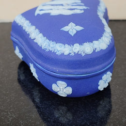 Antique Wedgwood heart shaped covered trinket box. In good original condition, please view photos as they help form part of the description.