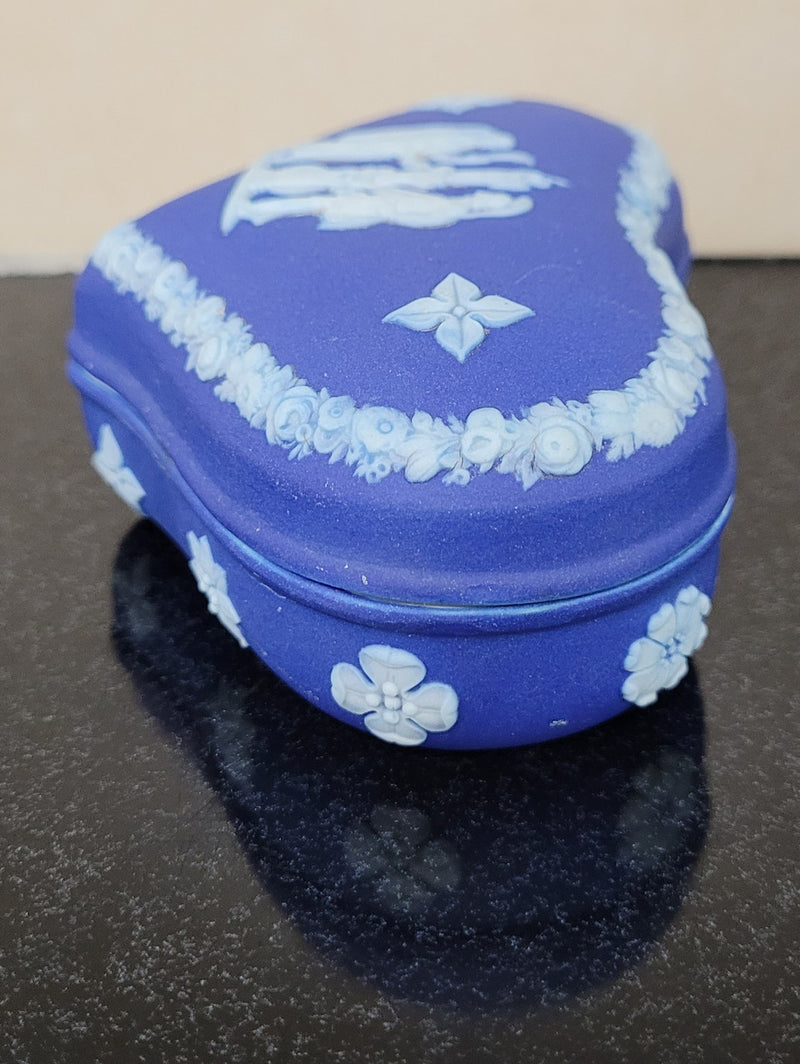 Antique Wedgwood heart shaped covered trinket box. In good original condition, please view photos as they help form part of the description.