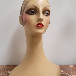 Elegant Vintage deco style mannequin head and shoulders in very good condition.