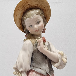 Lovely Italian figurine of girl carrying basket with flowers, figurine is on a wooden base. It is signed Giuseppe Armani and 1982 FLORENCE. In good original condition.  Please view photos as they form part of the description.