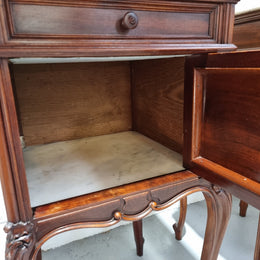 Pair of elegant Louis XV style marble top walnut bedside cabinets. One drawer and one cupboard. Circa 1900 in good original detailed condition.